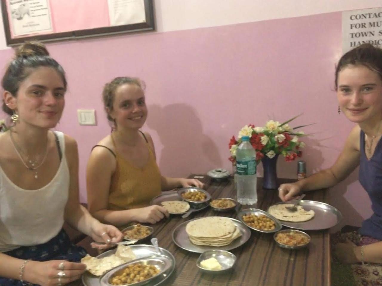 Azure Family Paying Guest House Benares Buitenkant foto